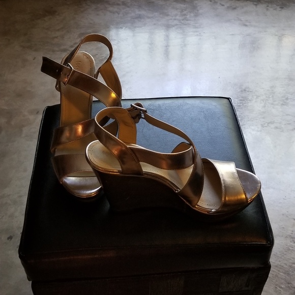 *SOLD* Metallic Sandals - Picture 2 of 3